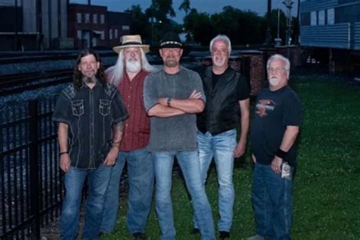 Danny shirley of CONFEDERATE RAILROAD after a show at the BILLY BOB' s