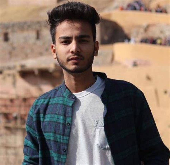 Elvish Yadav Age, Height, Bio, Wiki, Affairs, Facts & More